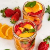 2杯水果罐的照片，供水装饰一些水果