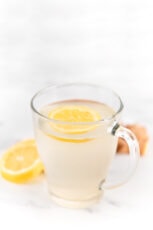 一杯柠檬生姜茶的侧面照片