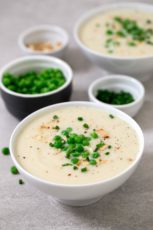 奶油素食花椰菜汤。- 这种奶油纯素食花椰菜汤非常简单，尽管花椰菜不是我们最喜欢的蔬菜之一，但我们真的很喜欢这个惊人的食谱。