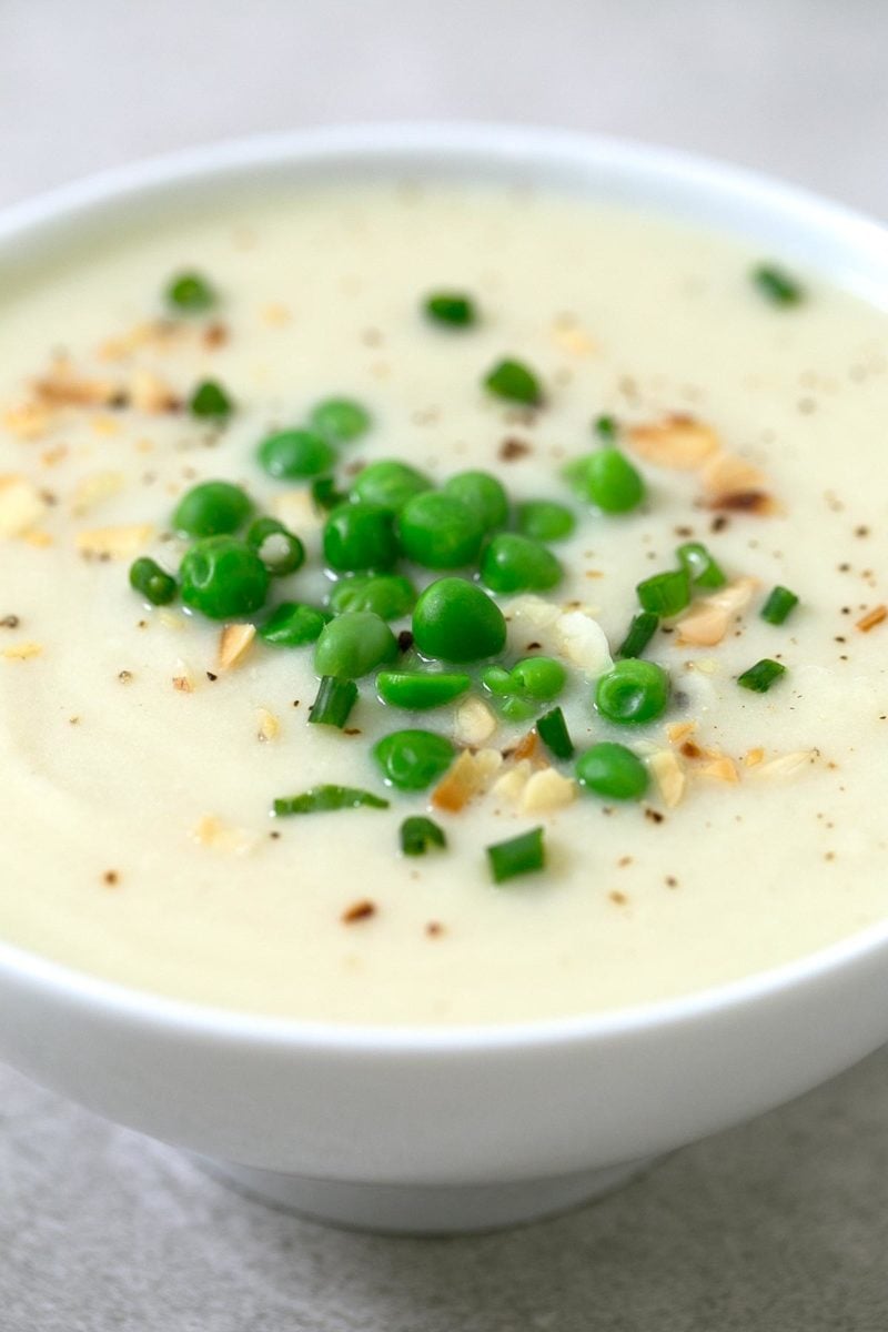 特写照片的一碗素食花椰菜汤