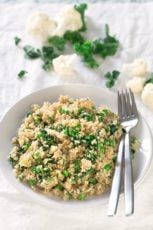 菜花大米意大利调味饭。-这款美味的花椰菜米饭烩饭比传统的烩饭要轻，因为它是用花椰菜而不是米饭做的，而且也是素食。