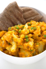 Aloo Gobi Matar是一种印度咖喱，由土豆、花椰菜和豌豆制成。20分钟就做好了，我们的食谱脂肪含量很低。