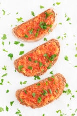 Pan Con Tomate（西班牙番茄吐司）。-Pan Con Tomate是西班牙最受欢迎的早餐食谱之一。它是用面包，大蒜，西红柿，盐和特级初榨橄榄油制成的。#vegan #simpleveganblog