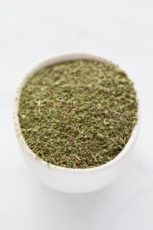 一碗家禽调味料的图片