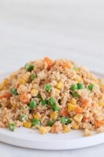一盘白菜花炒饭的近景