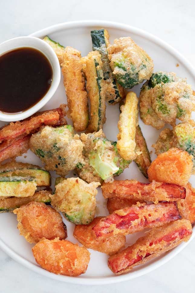 俯拍的一道菜，碗里有自制的蔬菜天妇罗和酱油