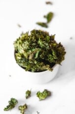 一碗自制羽衣甘蓝薯片的照片