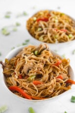两碗蔬菜chow mein的照片