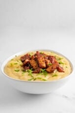 一碗加了豆豉培根的素食土豆汤的照片