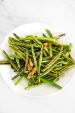 一盘大蒜绿豆的照片