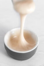 碗的照片和一勺纯素皇家糖霜