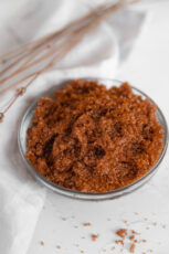 一碗糖磨砂膏的照片