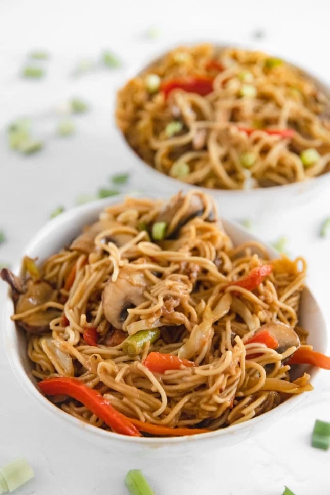 两碗蔬菜chow mein的照片