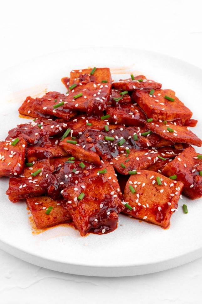 一盘辣豆腐的特写照片