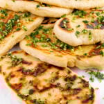 特写照片的一些切片素食馕与标题