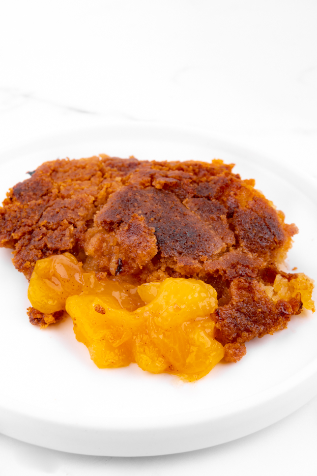 盘子里的纯素桃子馅饼的特写照片