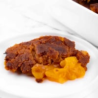 盘子里的纯素桃子馅饼的正方形照片