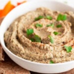 一碗巴巴·甘努斯（Baba Ganoush）的特写照片