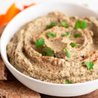 一碗巴巴·甘努斯（Baba Ganoush）的正方形照片