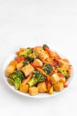 一盘豆腐炒的照片
